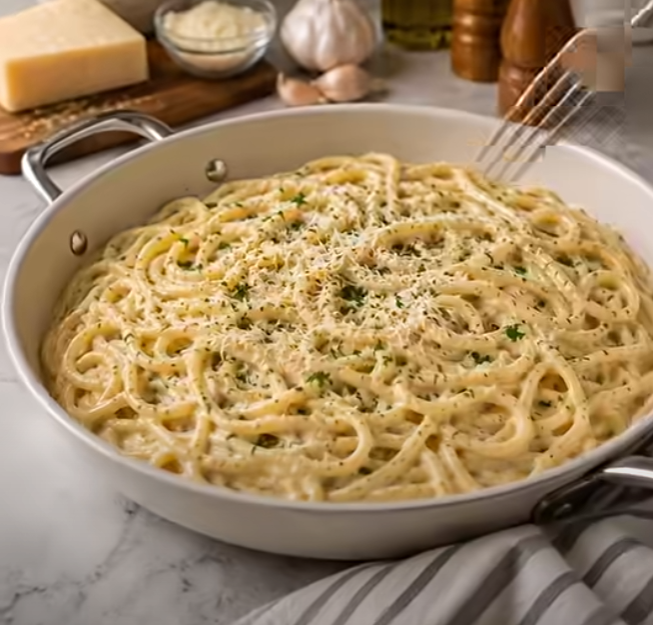 Creamy Garlic Pasta with Turkey Bacon: An Indulgent Homemade Delight